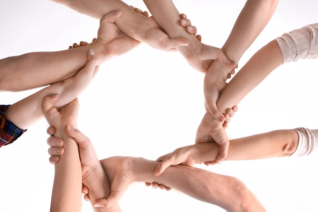 Giovani che fanno cerchio con le mani come simbolo di unità su sfondo bianco