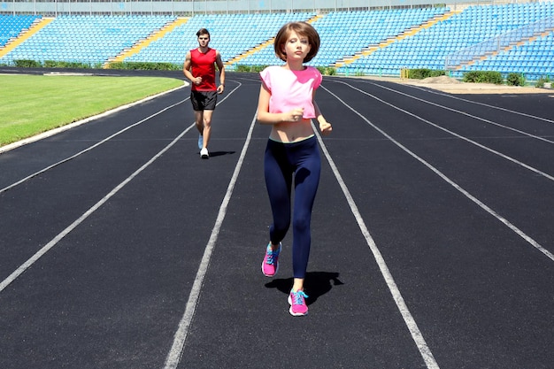 Giovani che fanno jogging sullo stadio