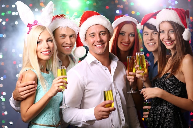 Giovani che festeggiano il Natale in discoteca