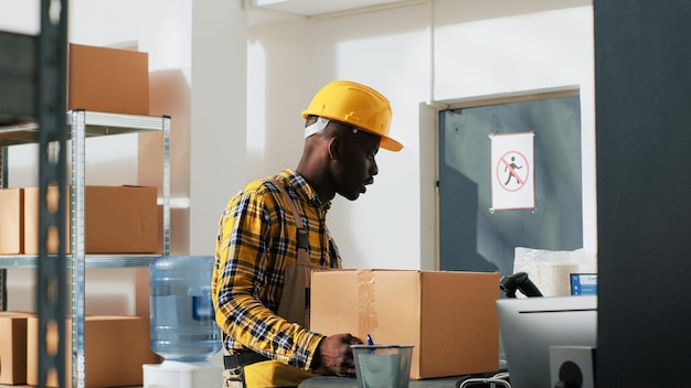 Giovani che lavorano con forniture di merci in scatole, utilizzando pacchi di cartone dall'inventario del magazzino. Lavoratori che preparano i prodotti per il trasporto e la spedizione, controllo di qualità.