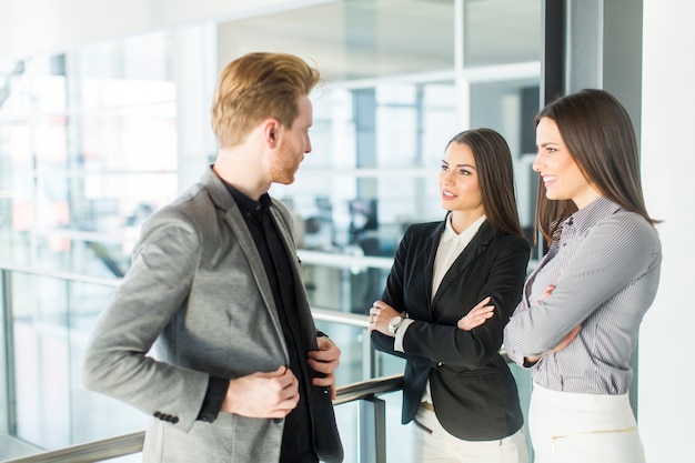 Giovani che lavorano in ufficio