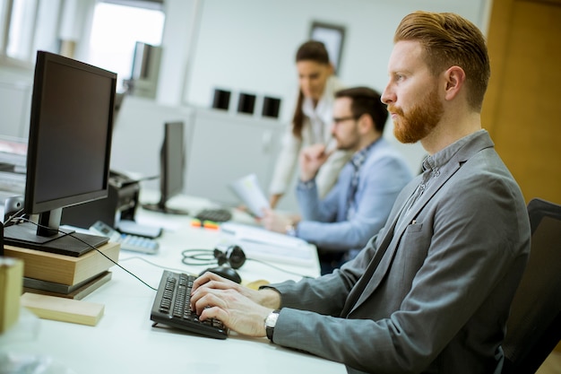 Giovani che lavorano in ufficio