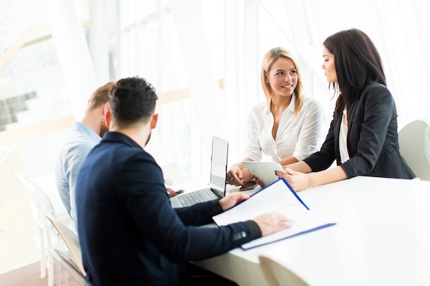 Giovani che lavorano in ufficio