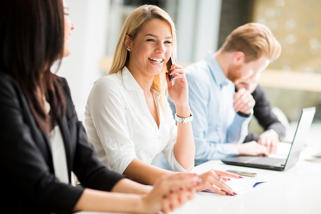 Giovani che lavorano in ufficio