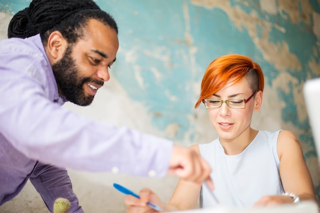 Giovani che lavorano nell&#39;ufficio del grunge