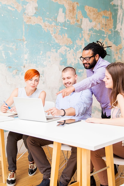 Giovani che lavorano nell&#39;ufficio del grunge