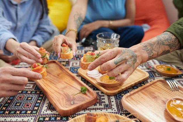 Giovani che mangiano spuntini