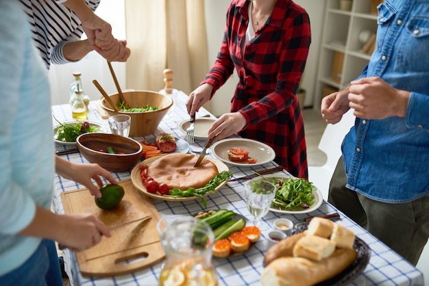 Giovani che preparano insieme la cena