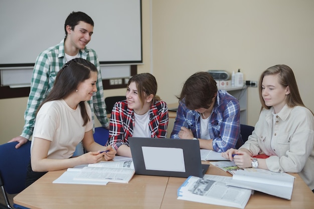 Giovani che studiano insieme