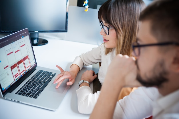 Giovani colleghe che utilizzano computer portatile nell'ufficio