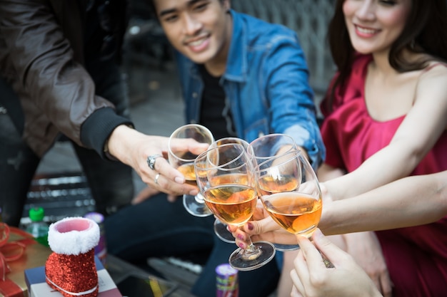 Giovani con bicchieri di whisky alla festa di notte.