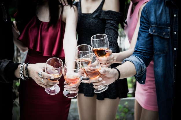 Giovani con bicchieri di whisky alla festa di notte.