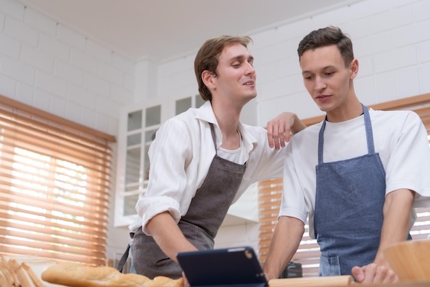 Giovani coppia andare in cucina e imparare a cucinare biscotti online farlo e giocare felicemente