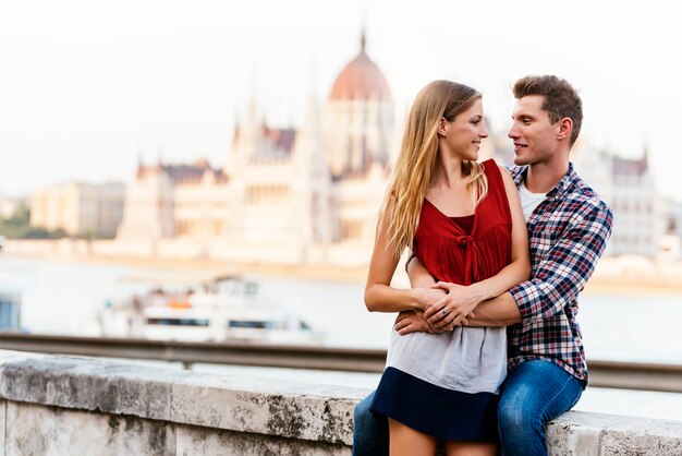 Giovani coppie amorose che abbracciano nella città di Budapest. Giovane concetto di amore.