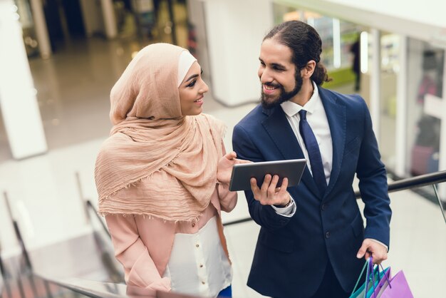 Giovani coppie arabe che comperano nel centro commerciale.