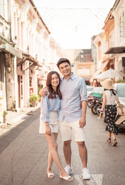 Giovani coppie asiatiche felici nell'amore che hanno un buon tempo