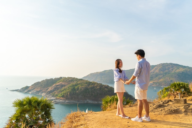 Giovani coppie asiatiche felici nell'amore che si diverte in parco