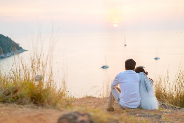 Giovani coppie asiatiche felici nell'amore che si diverte