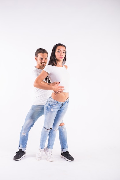 Giovani coppie che ballano la danza sociale bachata, merengue, salsa, kizomba.