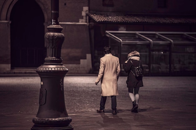 Giovani coppie che camminano in città di notte