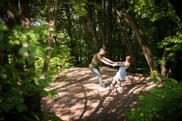 Giovani coppie che camminano nel parco