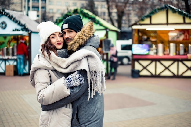 Giovani coppie che celebrano il giorno di San Valentino in inverno