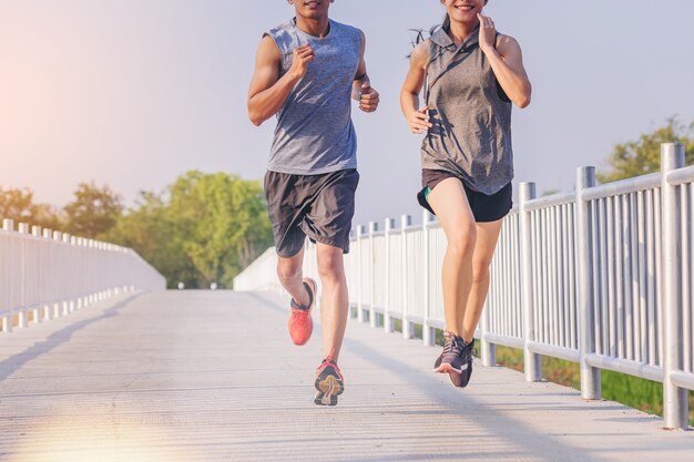 Giovani coppie che corrono sprint sulla strada. Corridore adatto del corridore di forma fisica durante l&#39;allenamento all&#39;aperto