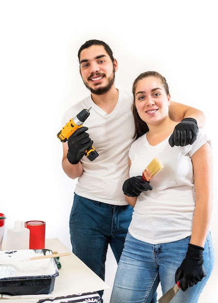 Giovani coppie che dipingono le pareti nella loro nuova casa