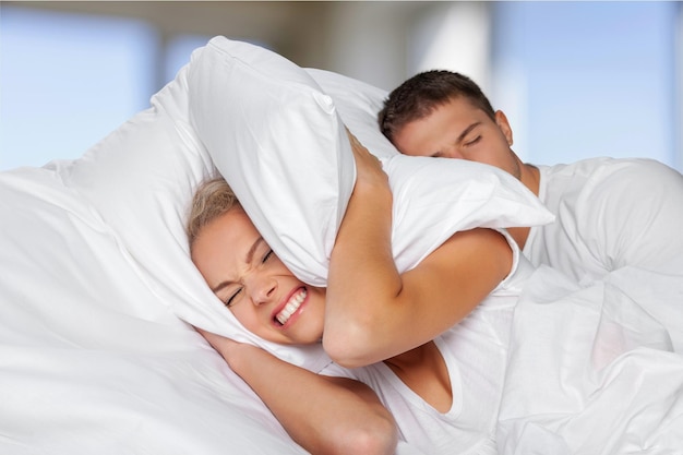 Giovani coppie che dormono sul letto in camera da letto