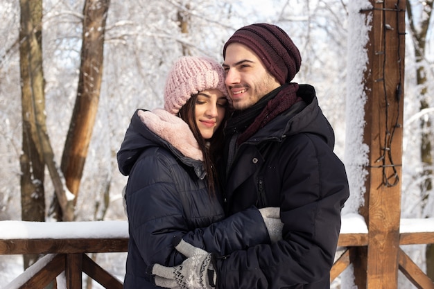 Giovani Coppie Che Godono Insieme Sulla Giornata Invernale