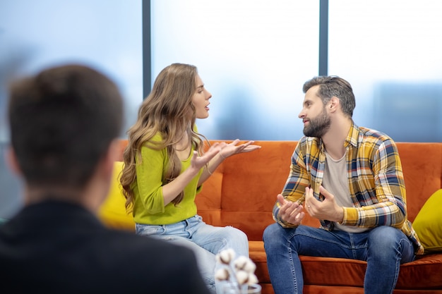 Giovani coppie che hanno una discussione durante la terapia