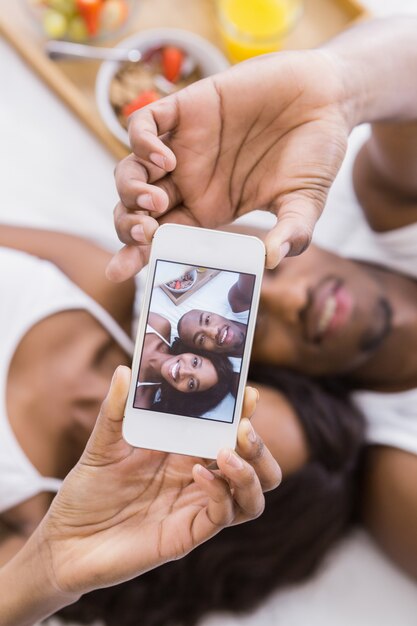 Giovani coppie che prendono un selfie