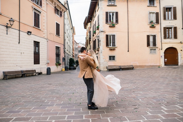 Giovani coppie che propongono nella città