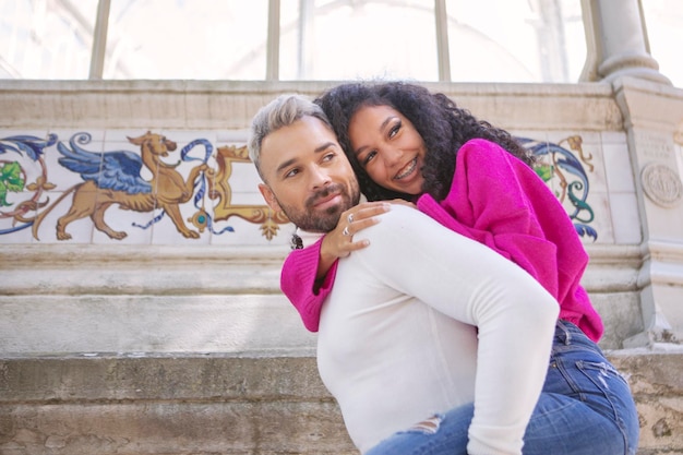 Giovani coppie che si abbracciano pur avendo la loro foto scattata