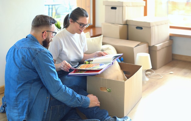 Giovani coppie che si trasferiscono insieme nella nuova casa