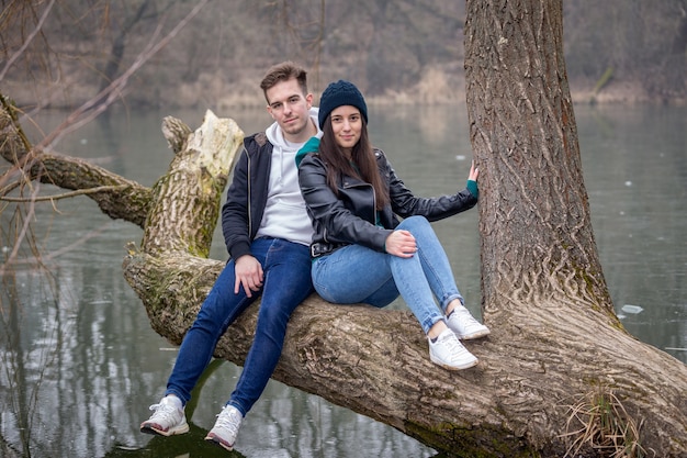 Giovani coppie che trascorrono del tempo insieme al Lago Gebart in una nebbiosa giornata invernale a Zalaegerszeg, Ungheria