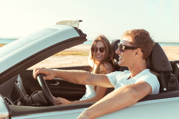 Giovani coppie che viaggiano in auto