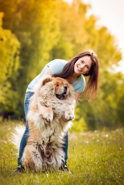 Giovani coppie con i cani nel parco