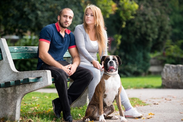 Giovani coppie con il cane