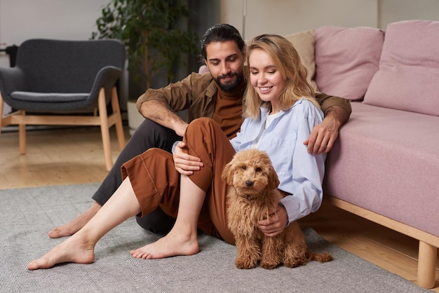 Giovani coppie con il loro cane