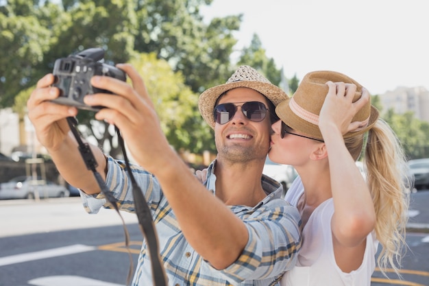 Giovani coppie dell&#39;anca che prendono un selfie