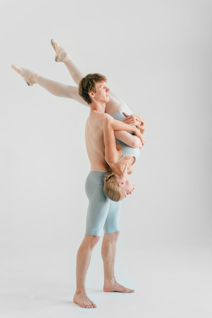 Giovani coppie di posa moderna dei ballerini di balletto