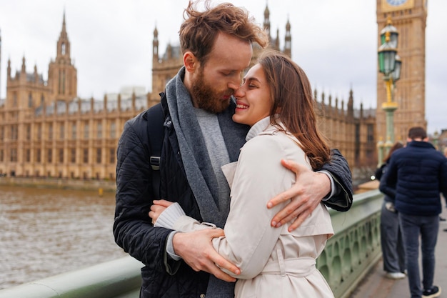 Giovani coppie felici che baciano vicino alla torre di Big Ben