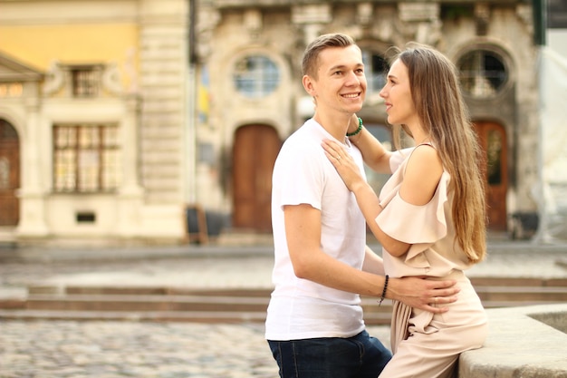 Giovani coppie felici che camminano all'aperto nella vecchia città