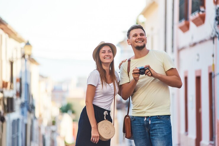 Foto giovani coppie felici che camminano in spagna