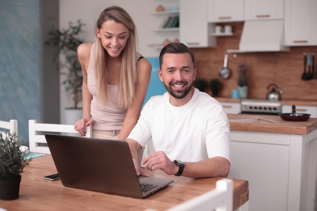 Giovani coppie felici che discutono di informazioni su Internet