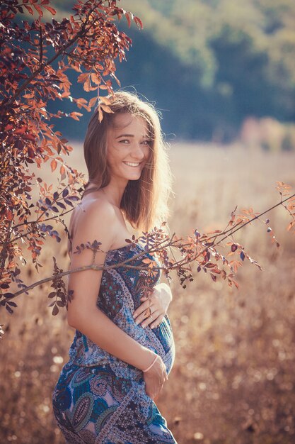 Giovani coppie felici che prevedono bambino, donna incinta con la pancia commovente del marito.