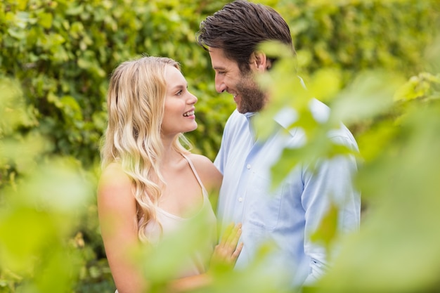 Giovani coppie felici che sorridono e che si abbracciano