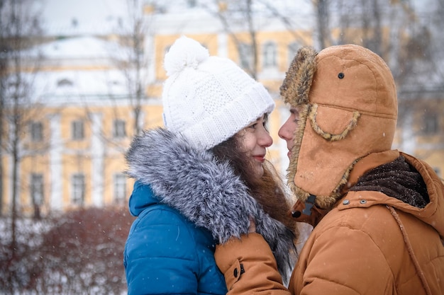 Giovani coppie felici nel parco di inverno