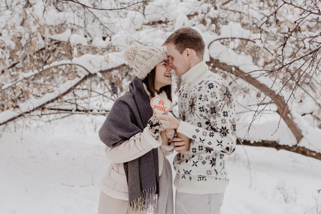 Giovani coppie felici nella sosta di inverno che ha divertimento. Famiglia all&#39;aperto. amore